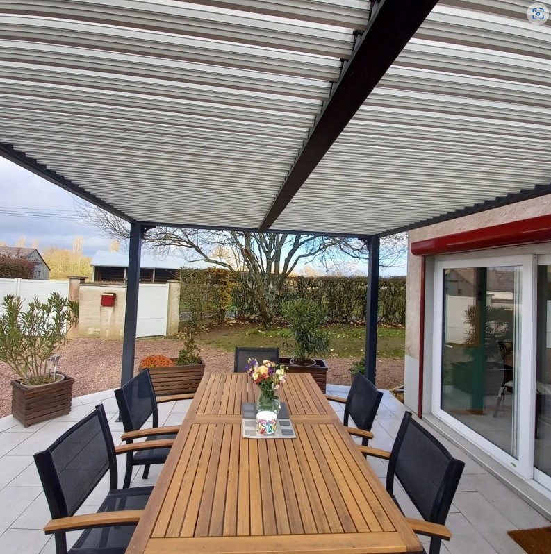 Bioklimatologische pergola Habrita 21,5 m2 Antraciet aluminium dak met ecru lamellen